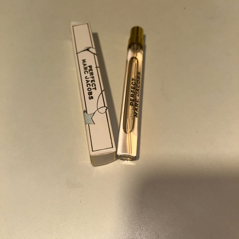 “MARC JACOBS PERFECT” Travel Size Spray With Gold Cap 🥰